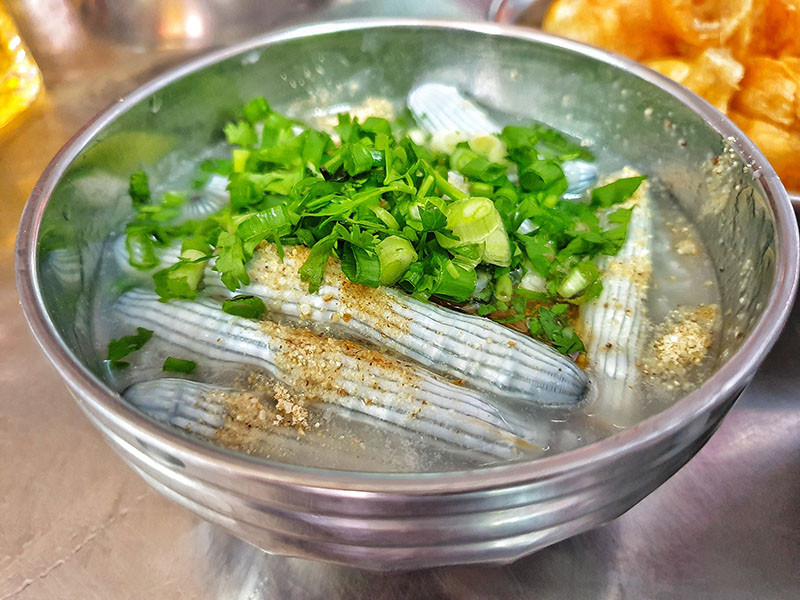  Cháo sá sùng: Phenylalanine trong sá sùng giúp duy trì hoạt động của tuyến thượng thận, tăng tiết testosterone nội sinh, tăng số lượng và chất lượng tinh trùng. Ngoài ra, hoạt chất tryptophan trong sá sùng còn giúp làm tăng nồng độ serotonin, tăng dẫn truyền thần kinh, chống xuất tinh sớm. Ảnh Internet