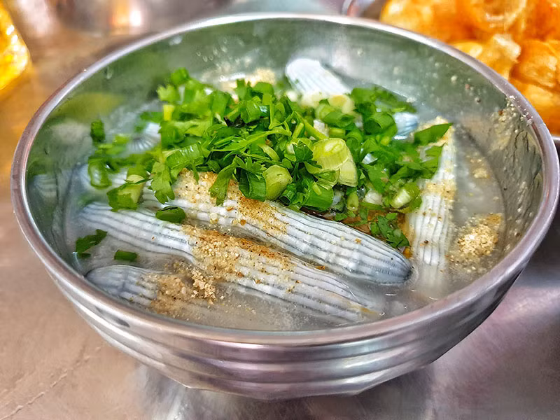  Cháo sá sùng: Phenylalanine trong sá sùng giúp duy trì hoạt động của tuyến thượng thận, tăng tiết testosterone nội sinh, tăng số lượng và chất lượng tinh trùng. Ngoài ra, hoạt chất tryptophan trong sá sùng còn giúp làm tăng nồng độ serotonin, tăng dẫn truyền thần kinh, chống xuất tinh sớm. Ảnh Internet