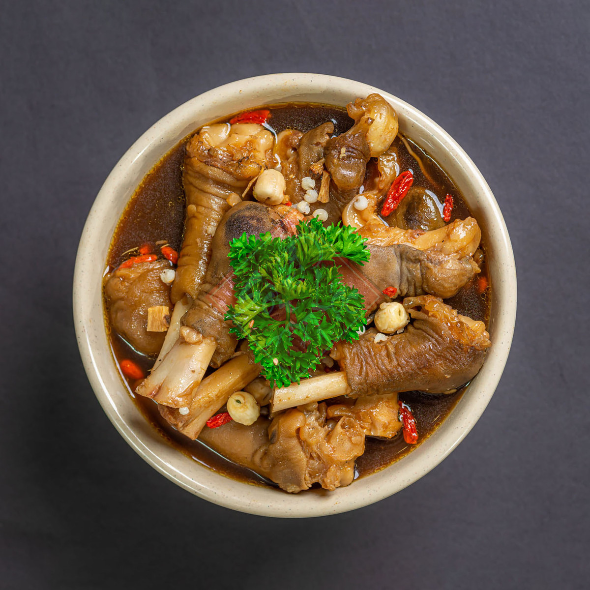  Chân dê hầm thuốc bắc: Thịt dê có vị ngọt, tính nóng có tác dụng bổ hư lao, ích khí huyết, tráng dương đạo, ấm thận. Ảnh Internet