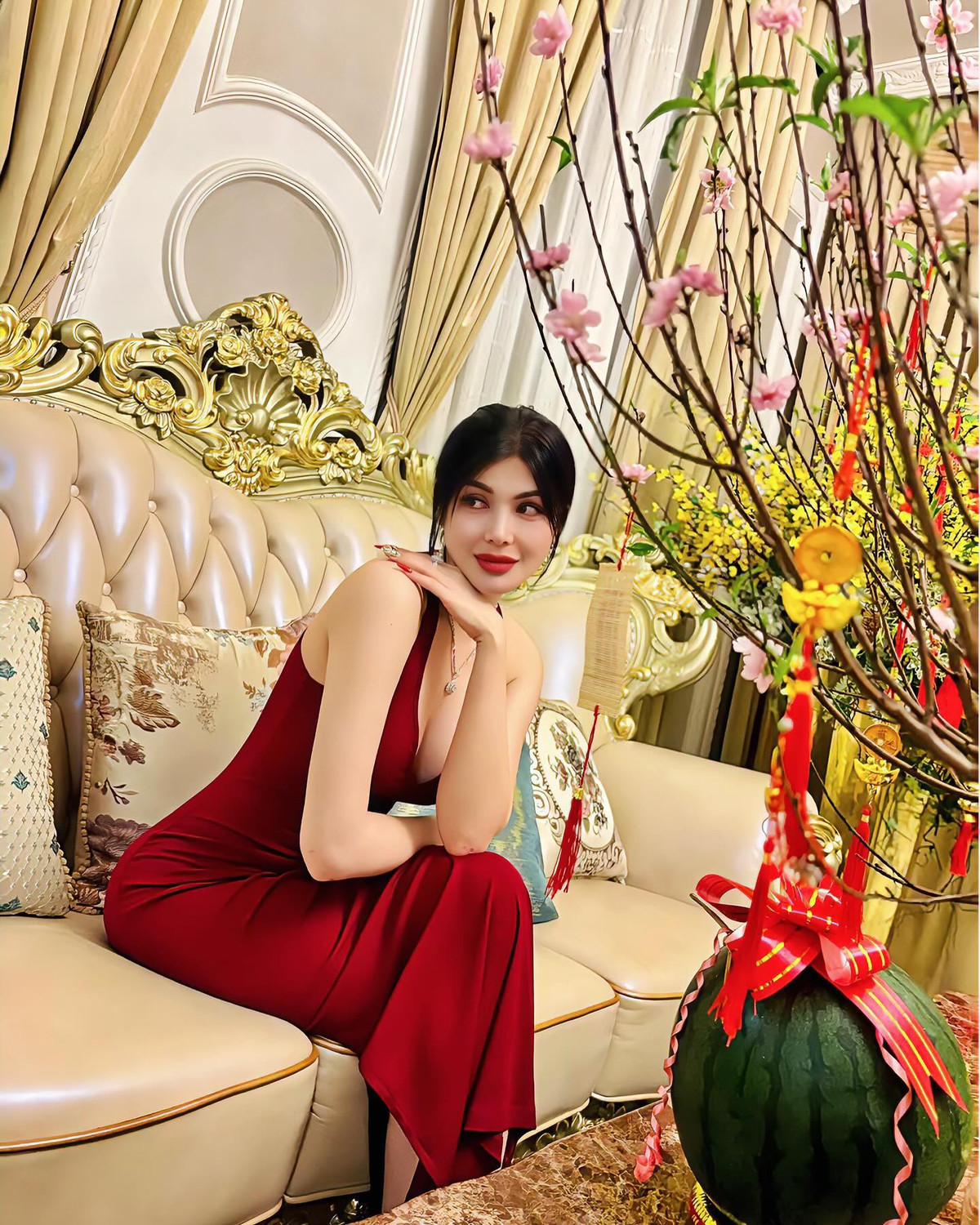 Thời gian qua, người đẹp ít tham gia các hoạt động giải trí. "Ngọc nữ bolero" cho biết gần 1 năm, cô tập trung để phát triển thương hiệu làm đẹp của mình đồng thời dành thời gian cho gia đình.