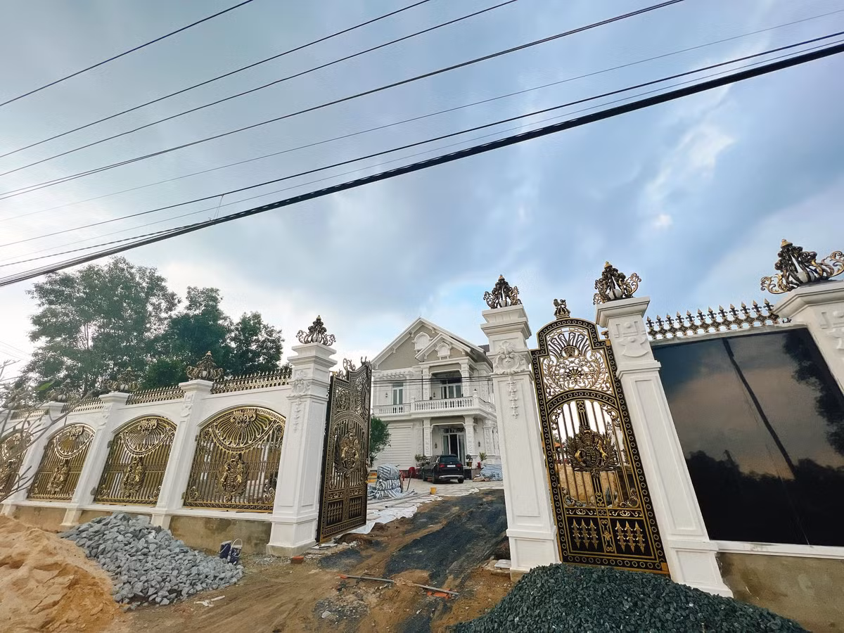 Căn biệt thự của Lily Chen thiết kế theo phong cách tân cổ điển với gam màu trắng - vàng tạo cảm giác sang trọng.