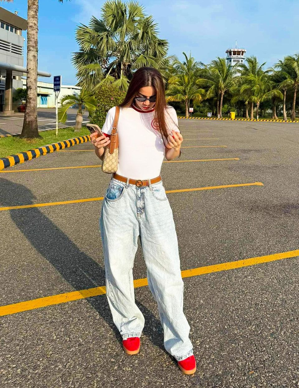 Hồ Ngọc Hà diện áo phông, quần jeans giản dị nhưng vẫn toát lên thần thái sang chảnh. Ảnh: FB Ho Ngoc Ha