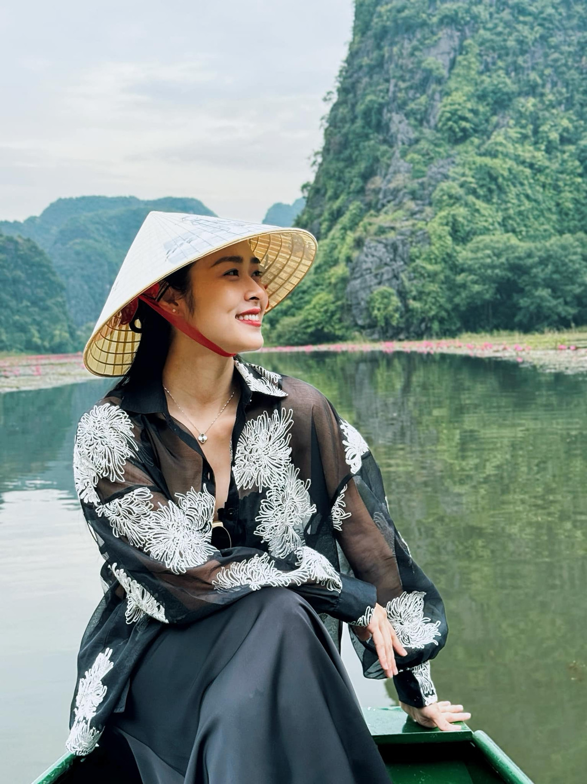 Diệp Bảo Ngọc khoe dáng ở Tràng An - Ninh Bình. Ảnh: FB Diệp Bảo Ngọc