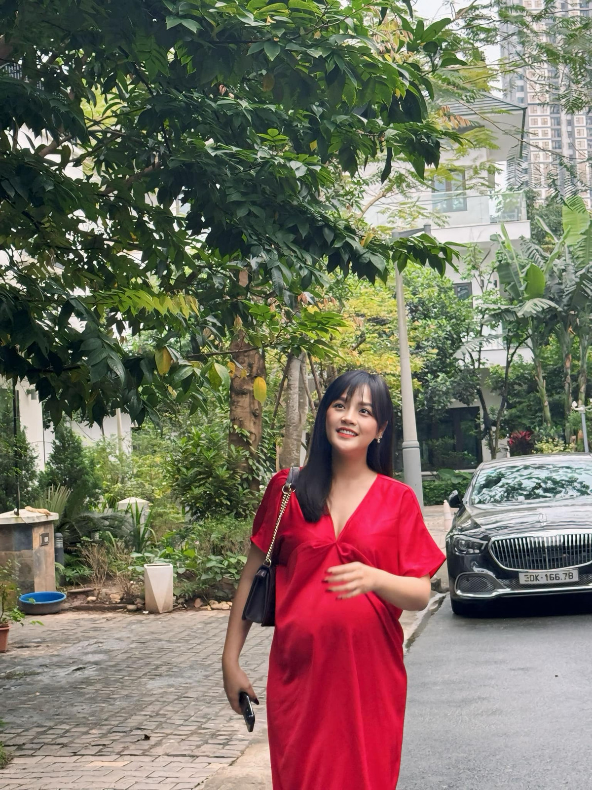 Thu Quỳnh từng chia sẻ bản thân có chút bỡ ngỡ khi mang thai lần hai sau 9 năm. Tuy nhiên, nữ diễn viên cảm thấy may mắn khi có gia đình và bạn bè luôn bên cạnh động viên, hỗ trợ. Nhờ vậy, Thu Quỳnh có thể tận hưởng thai kỳ một cách trọn vẹn nhất.