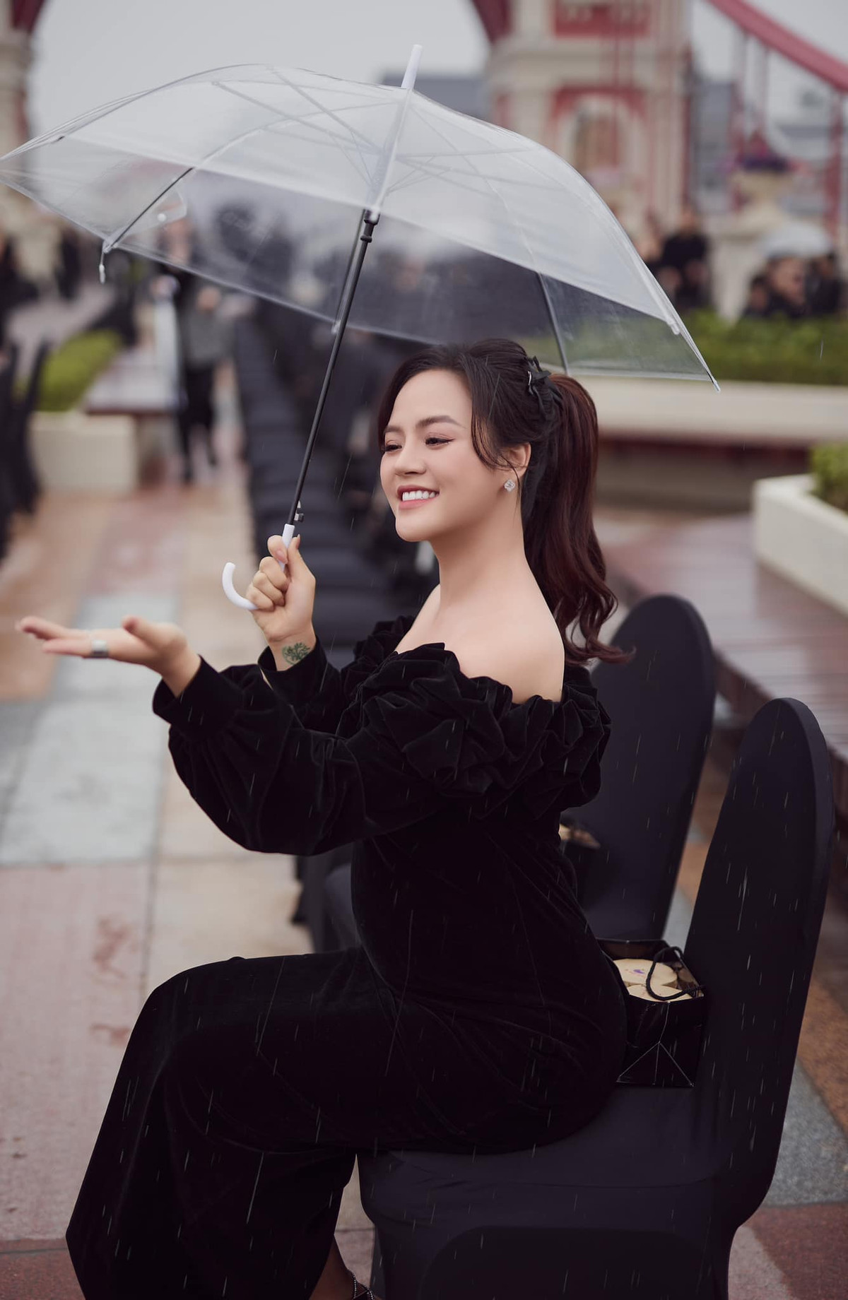 Thời gian gần đây, diễn viên "Quỳnh búp bê" thường xuyên đăng tải hình ảnh với bụng bầu lớn trên trang cá nhân. Người đẹp được khen ngợi với nhan sắc phúc hậu, nữ tính hơn sau khi mang thai.