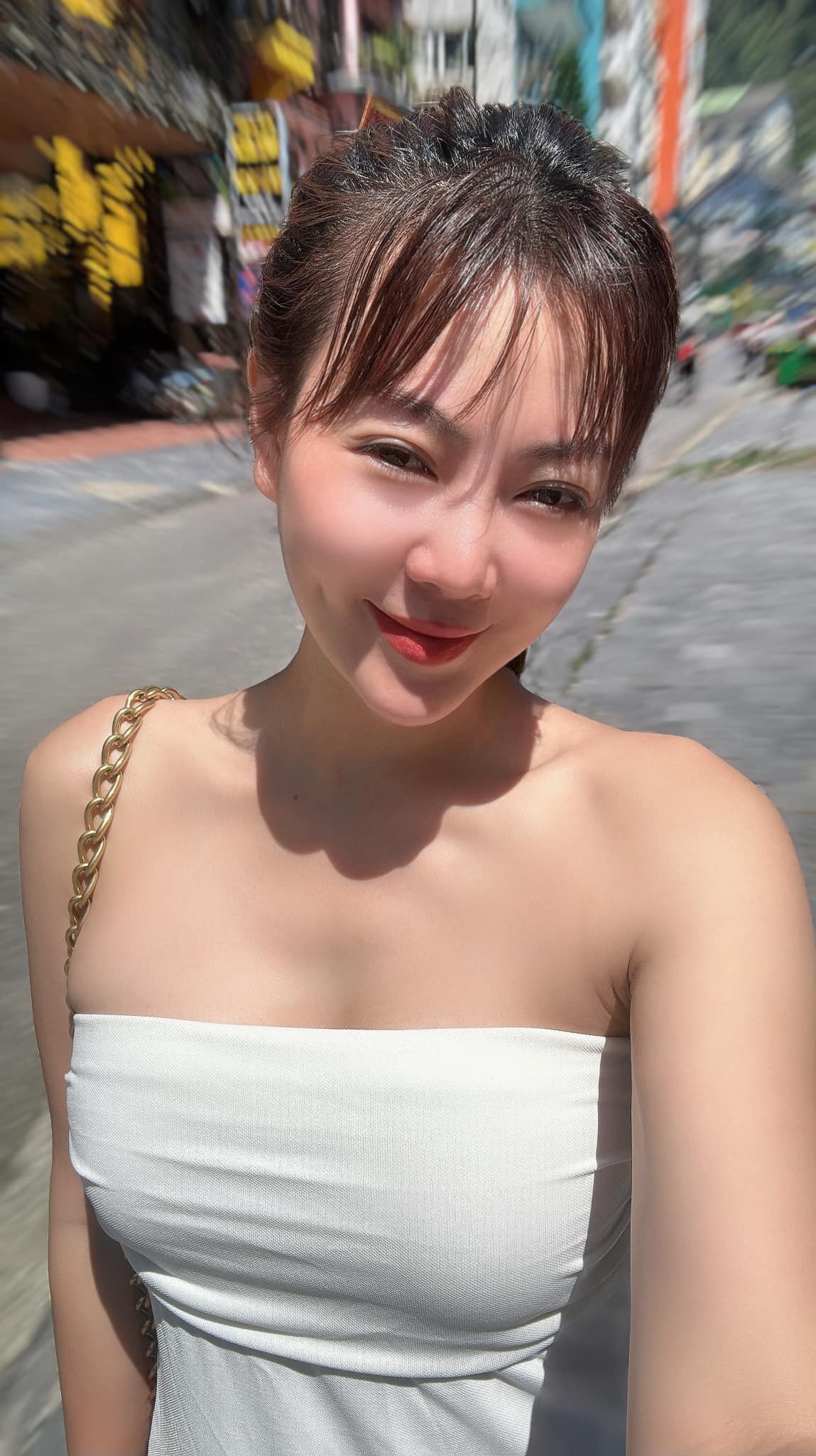 Diễn viên Thanh Hương nói bị nheo mắt khi chụp ảnh ngoài nắng. Ảnh: FB Nguyễn Thanh Hương