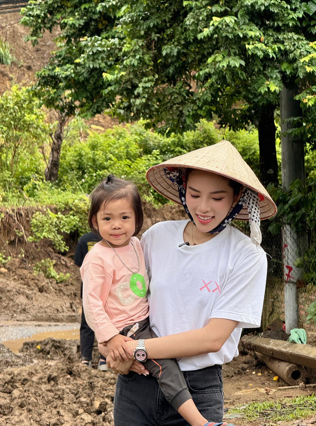 Kỳ Duyên về Lào Cai hỗ trợ người dân bị ảnh hưởng sau cơn bão Yagi. Ảnh: FB Nguyen Cao Ky Duyen