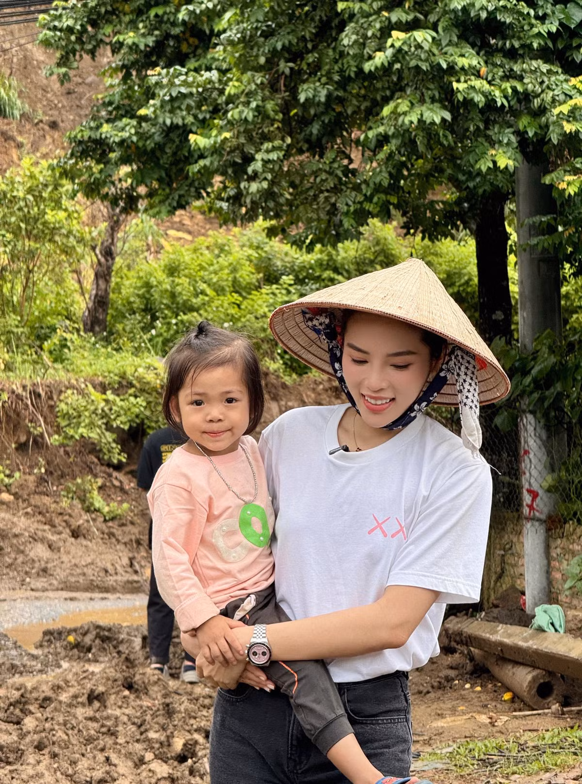 Kỳ Duyên về Lào Cai hỗ trợ người dân bị ảnh hưởng sau cơn bão Yagi. Ảnh: FB Nguyen Cao Ky Duyen