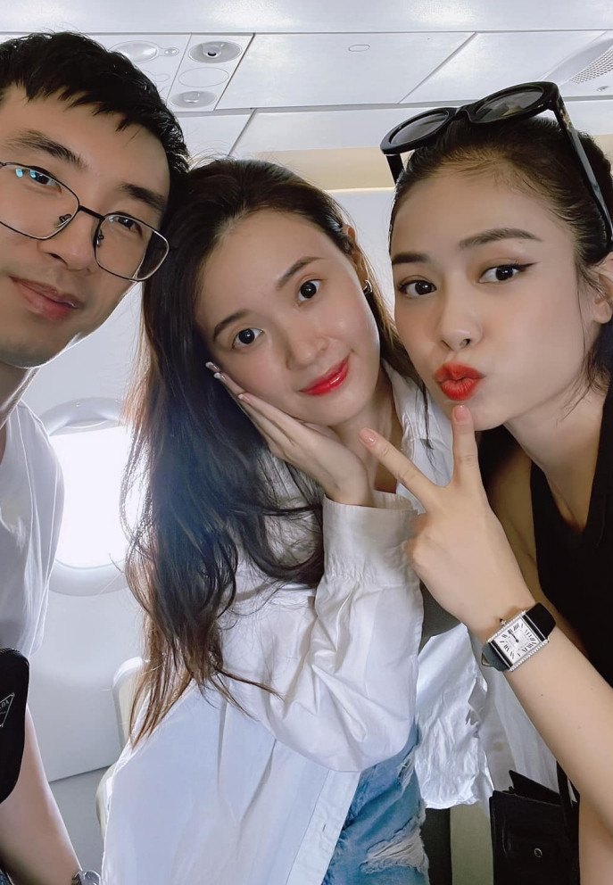 Vợ chồng Midu du lịch sau lễ cưới hoành tráng. Họ vô tình gặp Dương Hoàng Yến trên máy bay.