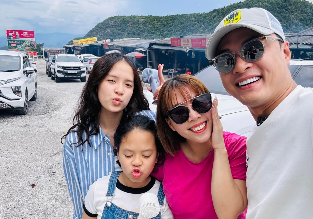 Gia đình Hồng Đăng đi du lịch: "Đố cả nhà gia đình em đang nghỉ chân ở đâu vậy?".
