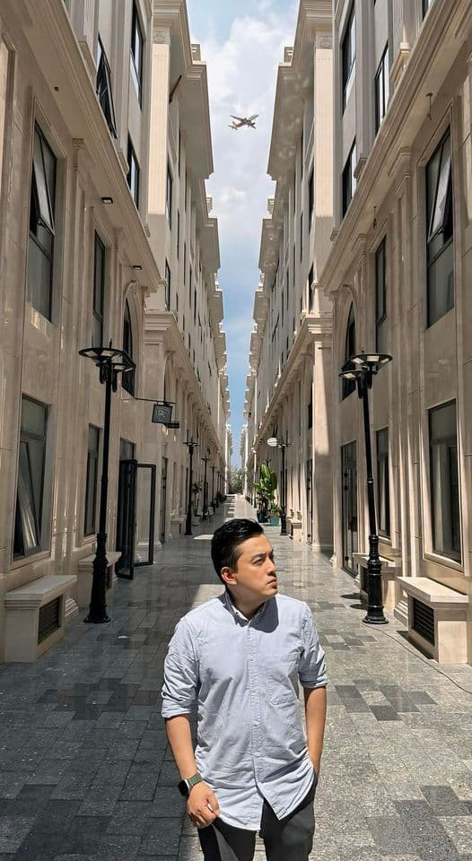 "Nhà mình có cái view ngon chất quá nè", Lam Trường khoe nhà mới.