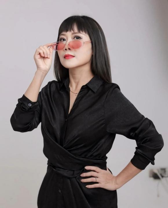 Diễn viên Thu Hương tung ảnh mới: "Phụ nữ có thể chưa đẹp về hình thức, nhưng nhất định phải đẹp về tâm hồn, phải có thần thái và có khí chất… Kiểu như đã mất công chụp rồi thì khoe luôn cho bõ công cả ngày vất vả chụp choẹt".