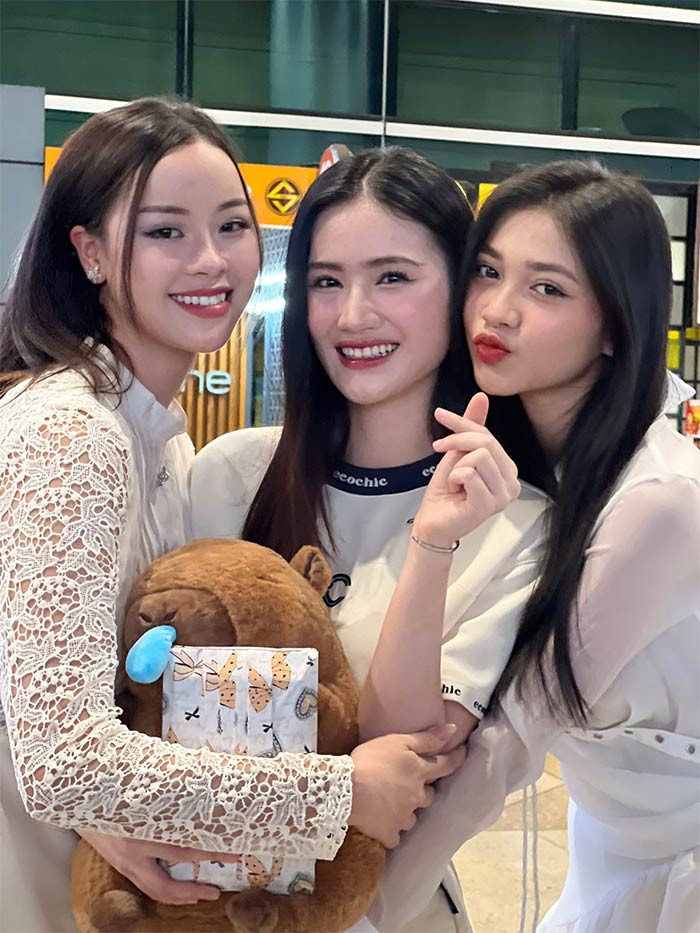 Ý Nhi chụp ảnh cùng hai á hậu của cuộc thi Miss World Vietnam 2023.