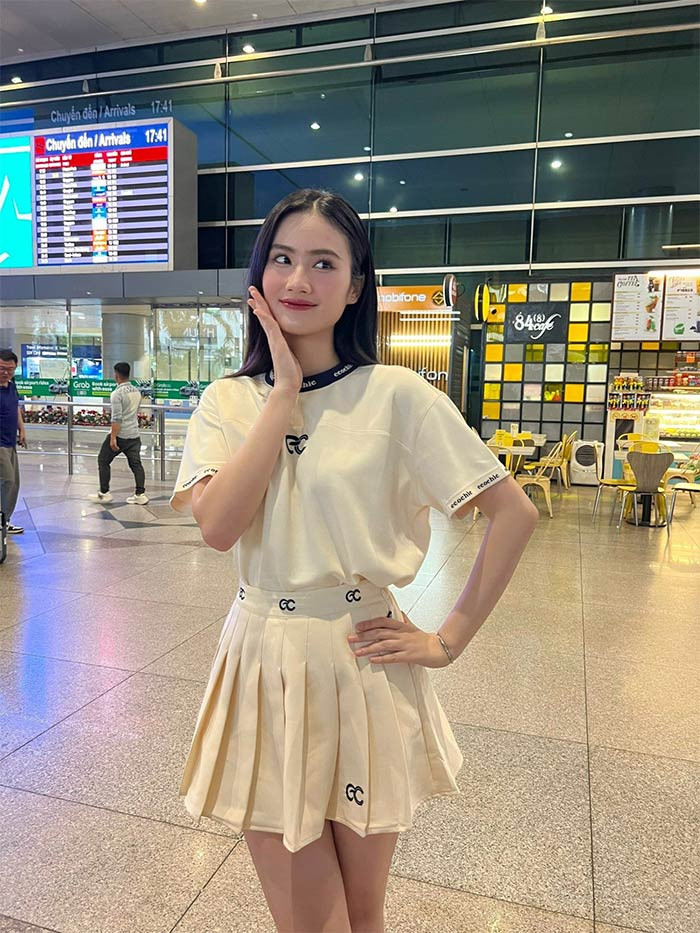 Hoa hậu Huỳnh Trần Ý Nhi sinh năm 2002, quê Bình Định. Người đẹp sở hữu chiều cao 1m75 với số đo ba vòng lần lượt là 79-59-89 cm. Cô đăng quang Miss World Vietnam 2023 và đang du học tại Đại học Sydney.