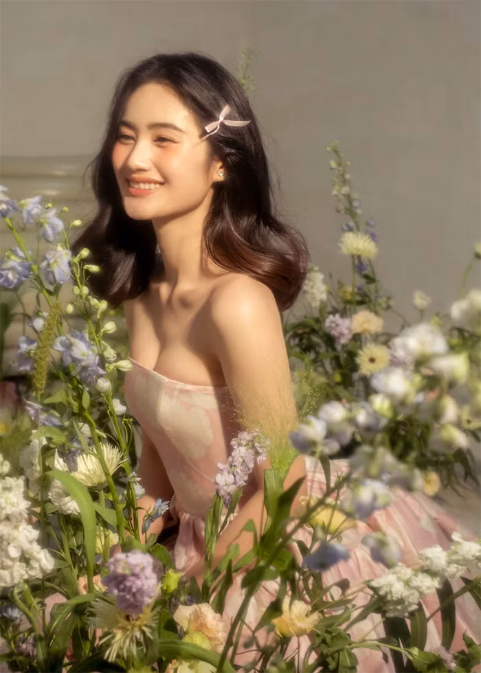 Sắc vóc Hoa hậu Ý Nhi được nhận xét là ngày càng thăng hạng.