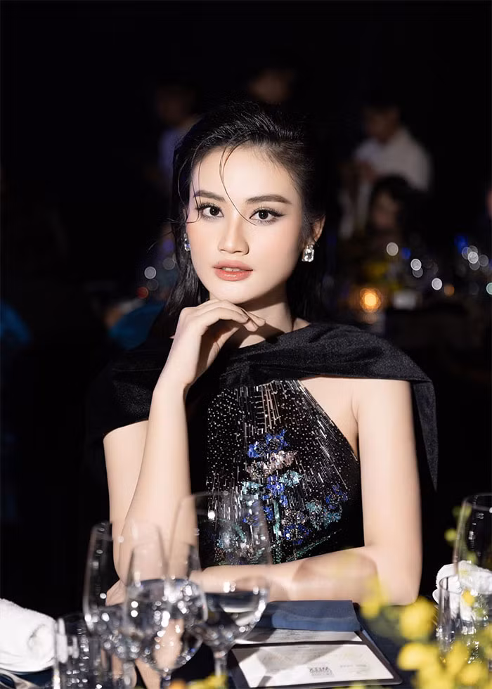 Lần trở về Việt Nam này, người đẹp sinh năm 2002 liên tục xuất hiện tại các sàn diễn thời trang trong vị trí người mẫu.