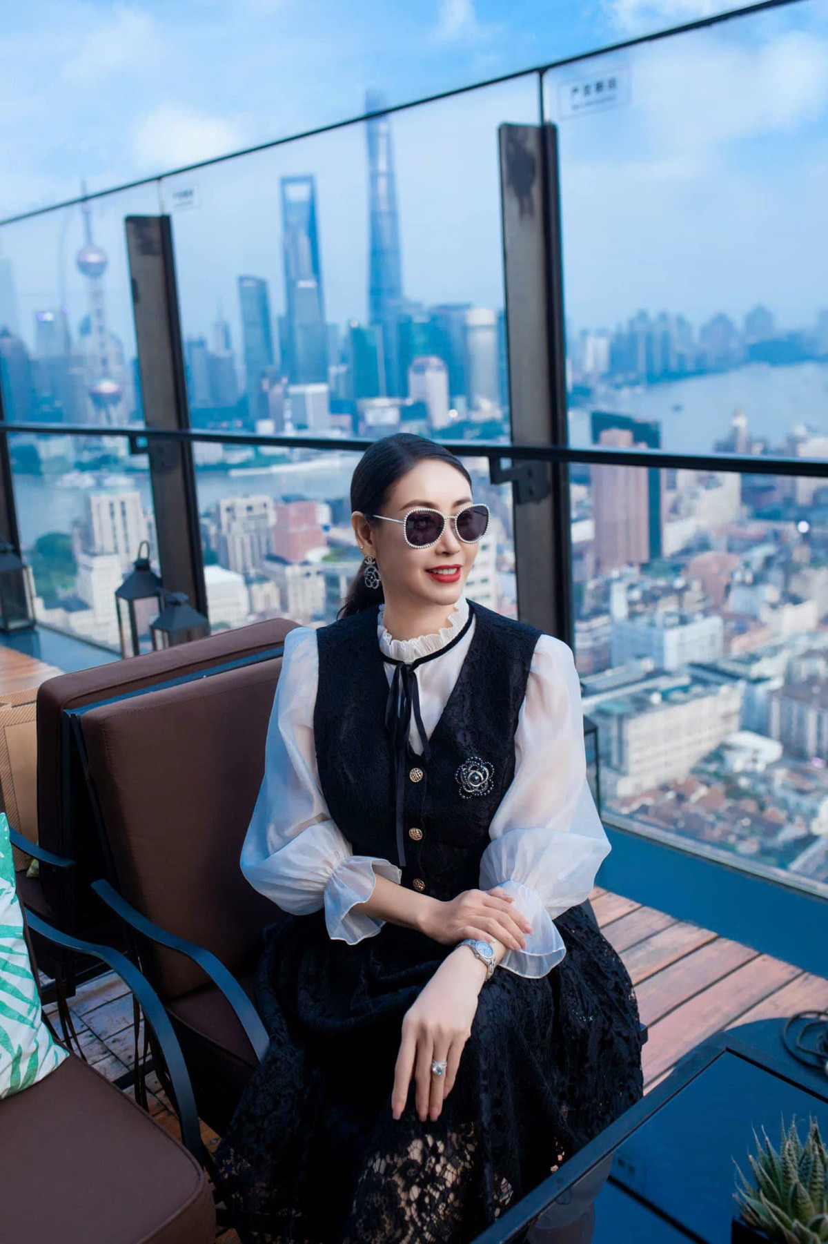 Hoa hậu Hà Kiều Anh đẹp sang chảnh trong buổi trà chiều. Ảnh: FB Ha Kieu Anh