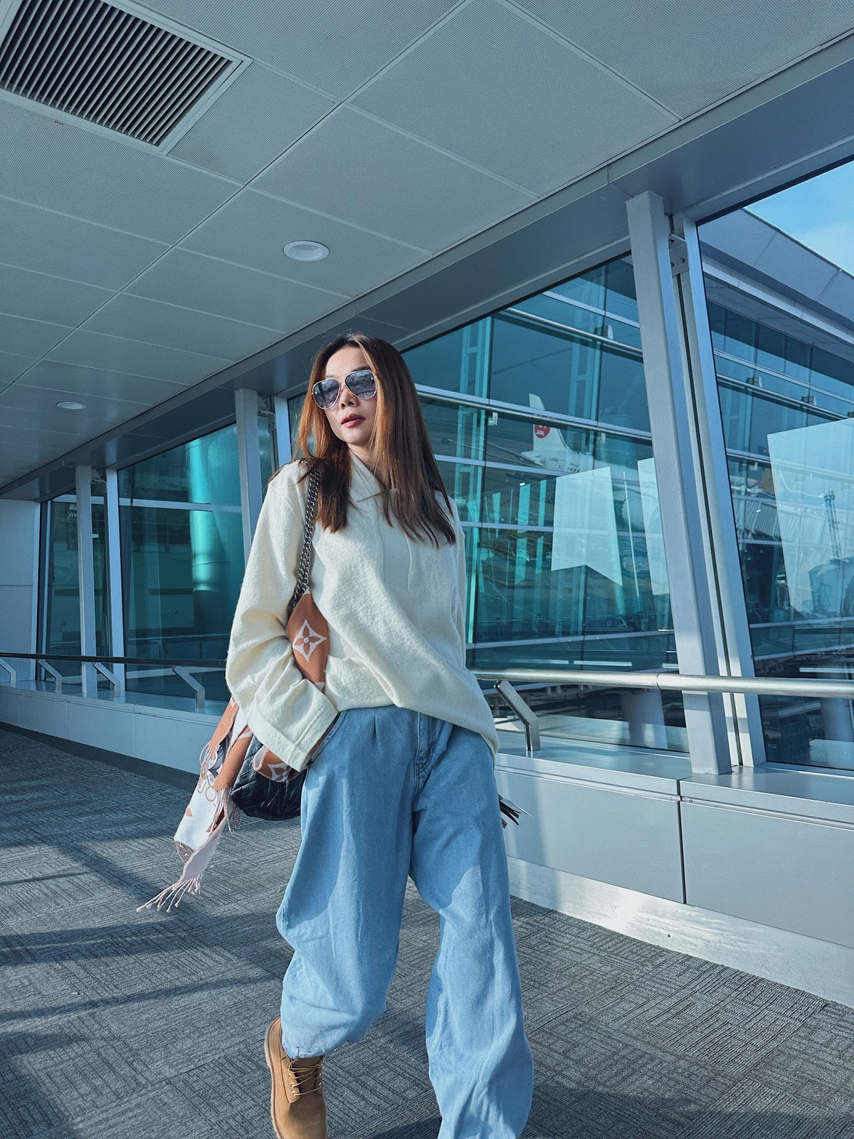 Thanh Hằng diện đồ xa xỉ ra sân bay đi Thượng Hải. Ảnh: FB Thanh Hằng