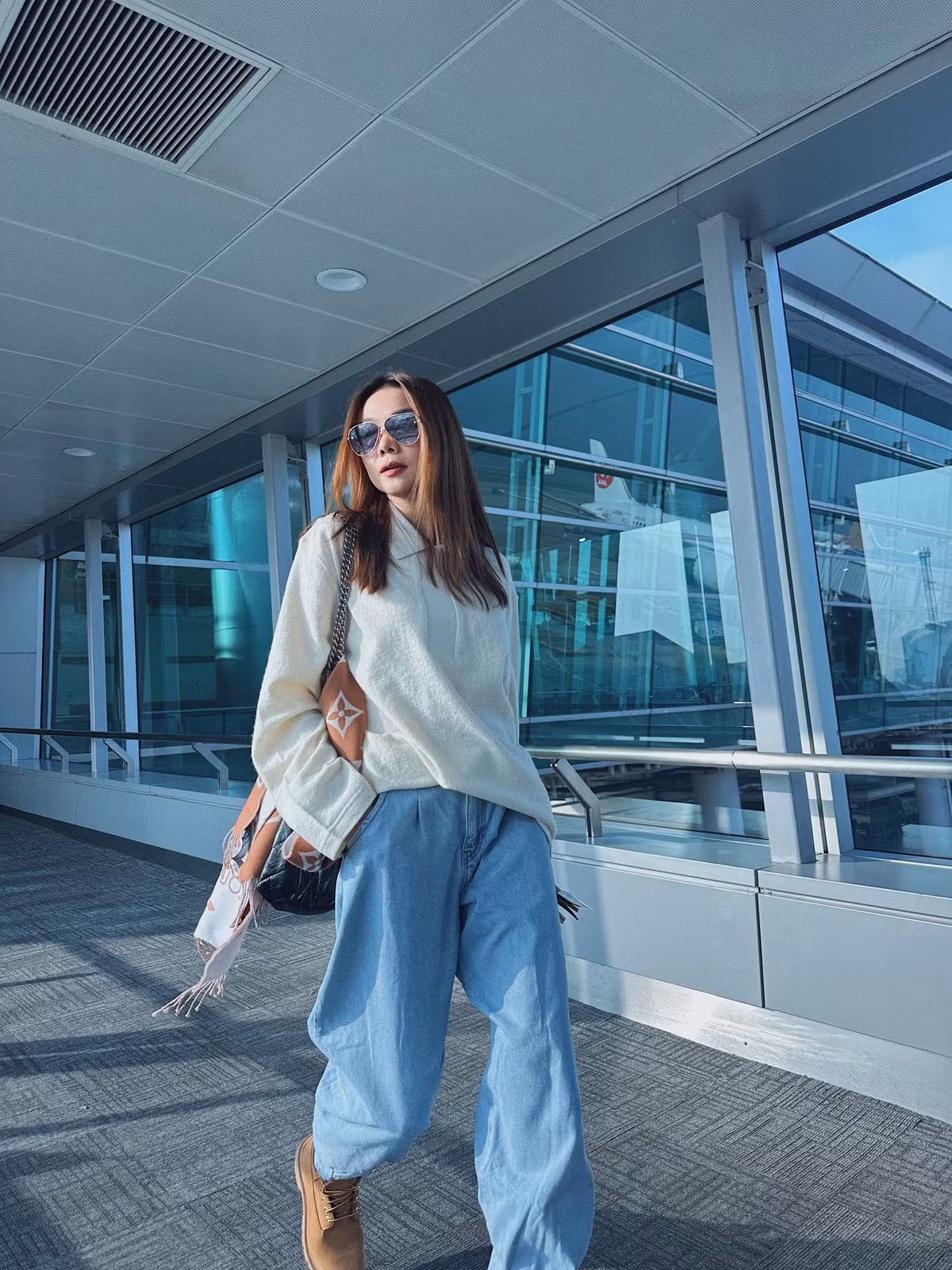 Thanh Hằng diện đồ xa xỉ ra sân bay đi Thượng Hải. Ảnh: FB Thanh Hằng