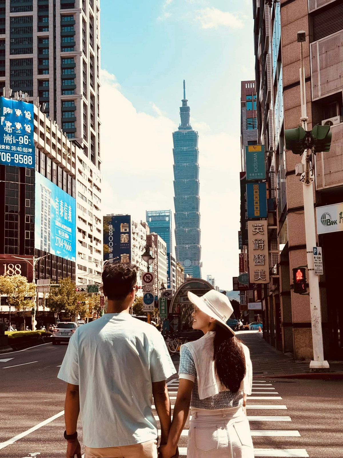 Vợ chồng diễn viên Lã Thanh Huyền tay trong tay đầy tình cảm. Ảnh: FB Lã Thanh Huyền