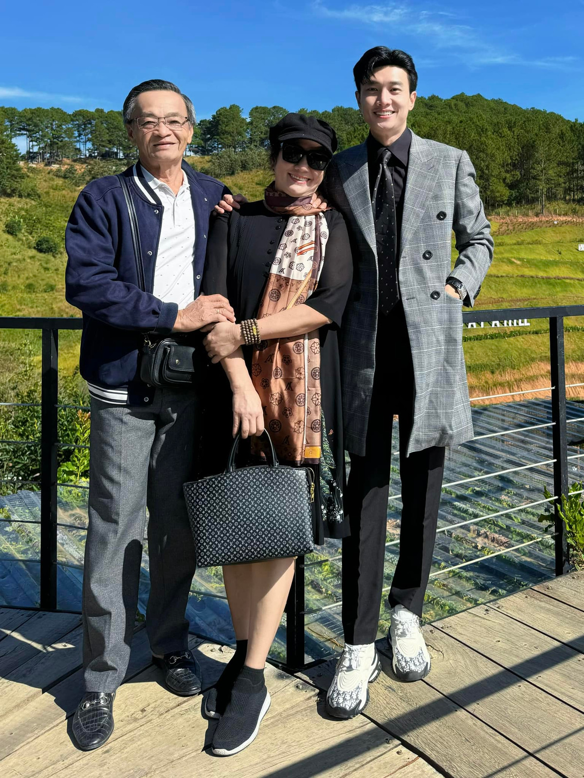 Diễn viên Quốc Trường hạnh phúc đưa bố mẹ đi chơi. Anh viết: "3 nụ cười xinh". Ảnh: FB Nguyễn Quốc Trường
