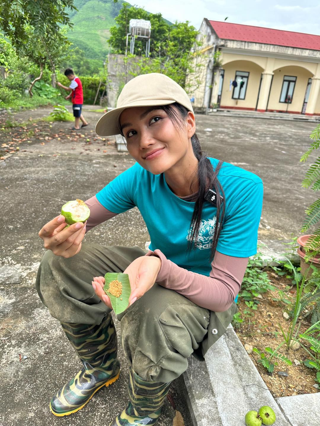 "Chào buổi sáng cả nhà. Có ổi có muối chấm thì hôm nay chắc chắn là ngày tuyệt vời nhất rồi nhỉ", Hoa hậu H'Hen Niê chia sẻ. Ảnh: FB H'Hen Niê