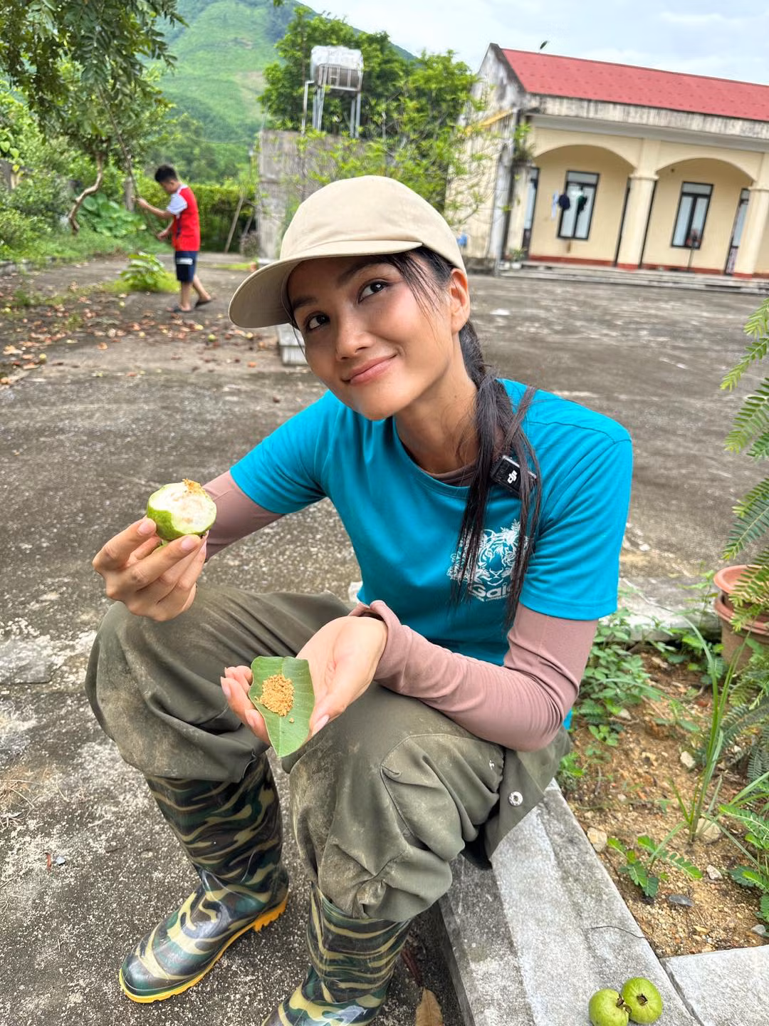 "Chào buổi sáng cả nhà. Có ổi có muối chấm thì hôm nay chắc chắn là ngày tuyệt vời nhất rồi nhỉ", Hoa hậu H'Hen Niê chia sẻ. Ảnh: FB H'Hen Niê
