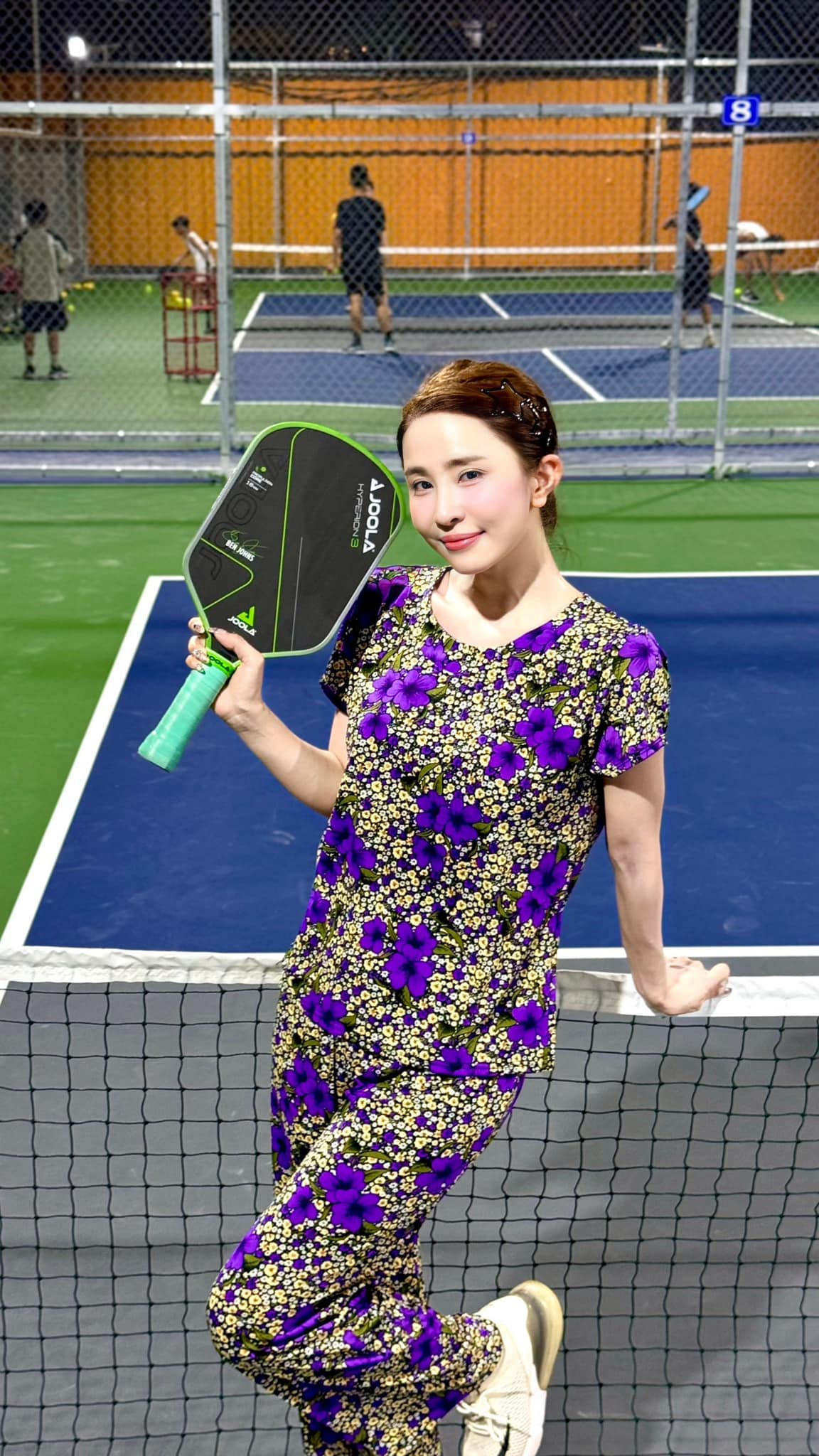 Quỳnh Nga khoe set thời trang kín đáo, độc lạ trên sân pickleball. "Cá sấu chúa" hài hước hỏi ý kiến cộng đồng mạng: "Thời trang ra sân sau một ngày bão mạng. Đi pickleball thế này ổn không mọi người. Tím mộng mơ hoa nhí". Ảnh: FB Phạm Quỳnh Nga