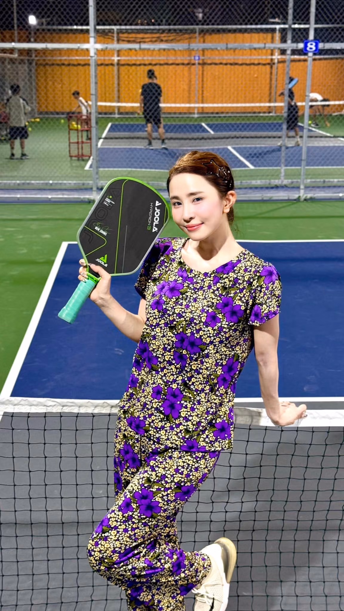 Quỳnh Nga khoe set thời trang kín đáo, độc lạ trên sân pickleball. "Cá sấu chúa" hài hước hỏi ý kiến cộng đồng mạng: "Thời trang ra sân sau một ngày bão mạng. Đi pickleball thế này ổn không mọi người. Tím mộng mơ hoa nhí". Ảnh: FB Phạm Quỳnh Nga