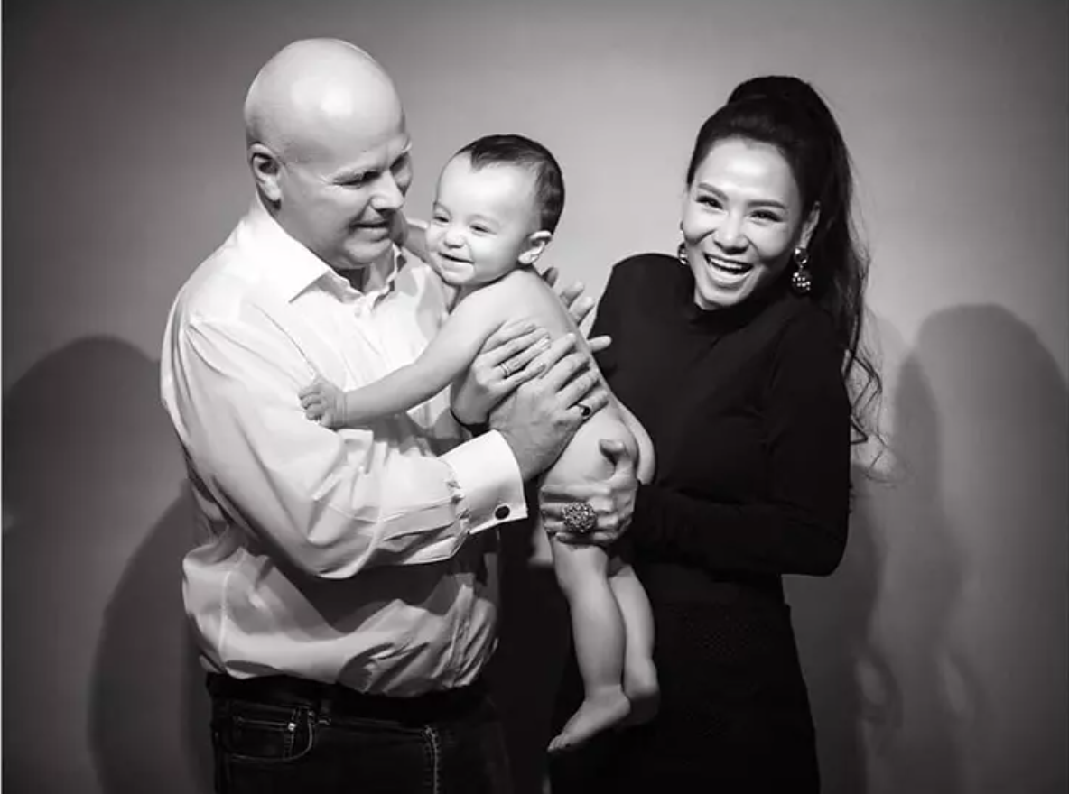 Còn nhớ khi Thu Minh sắp lâm bồn, ông xã ngoại quốc của nữ ca sĩ rút hầu bao khoảng 4 triệu USD (85 tỷ) mua căn hộ penthouse ở khu vực trung tâm TP.HCM tặng quý tử đầu lòng.