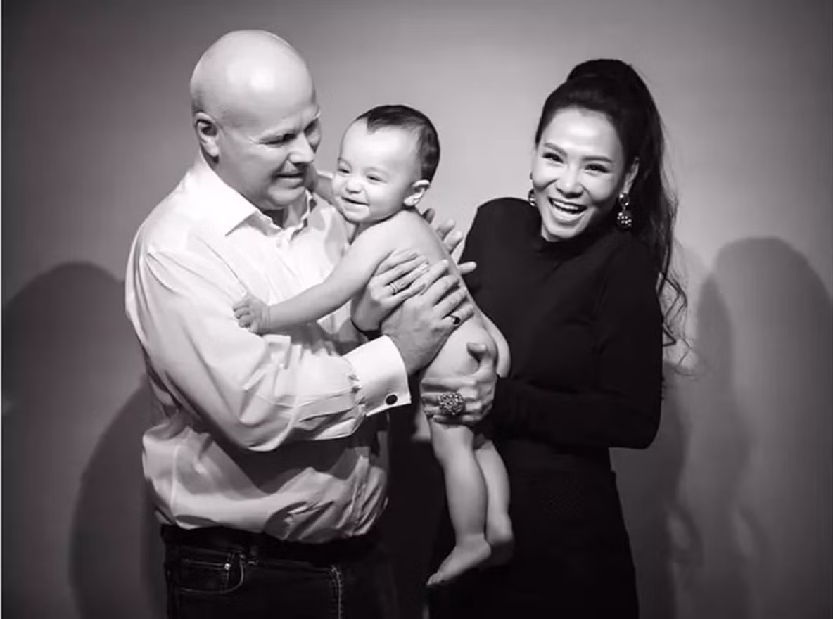 Còn nhớ khi Thu Minh sắp lâm bồn, ông xã ngoại quốc của nữ ca sĩ rút hầu bao khoảng 4 triệu USD (85 tỷ) mua căn hộ penthouse ở khu vực trung tâm TP.HCM tặng quý tử đầu lòng.