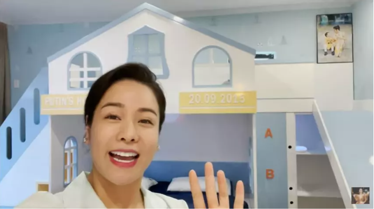 Nhật Kim Anh cũng không kém cạnh gì khi dành món quà "khủng" tặng con trai - bé Tin - khi bé tròn 7 tuổi. Theo tiết lộ, nữ diễn viên đã mua căn biệt thự kế bên ngôi nhà của mình làm quà cho con trai.