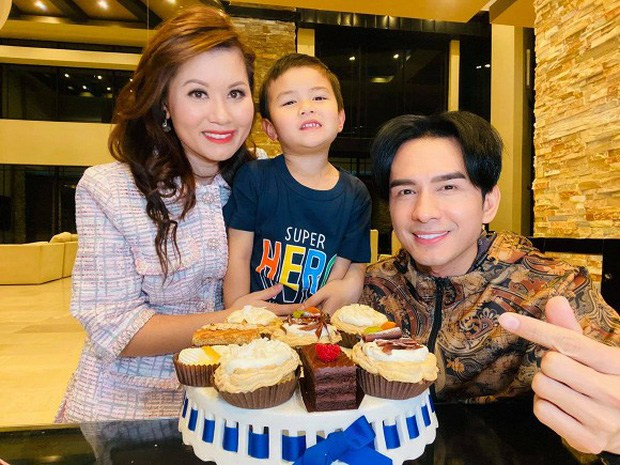 Còn nhớ thuở Thiên Từ sắp chào đời, bà xã Đan Trường đã chia sẻ về những món quà khủng cả hai vợ chồng lên kế hoạch để dành tặng con. Đáng chú ý nhất chính là căn biệt thự có tổng diện tích khoảng 1 mẫu Anh (4.047 m2).