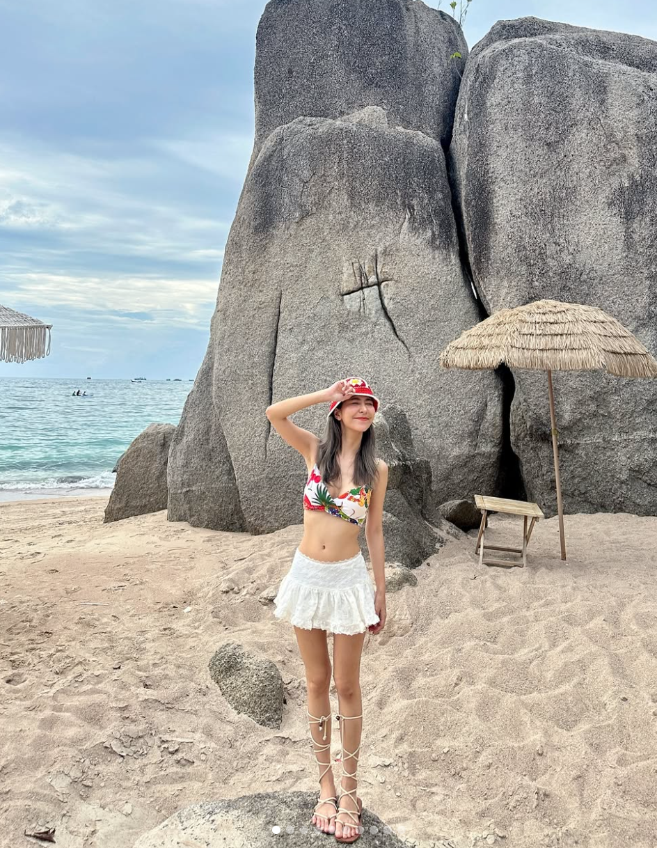 Bí quyết "hack chiều cao" của hot girl Thái Lan này là diện những chiếc quần short ngắn cũn.