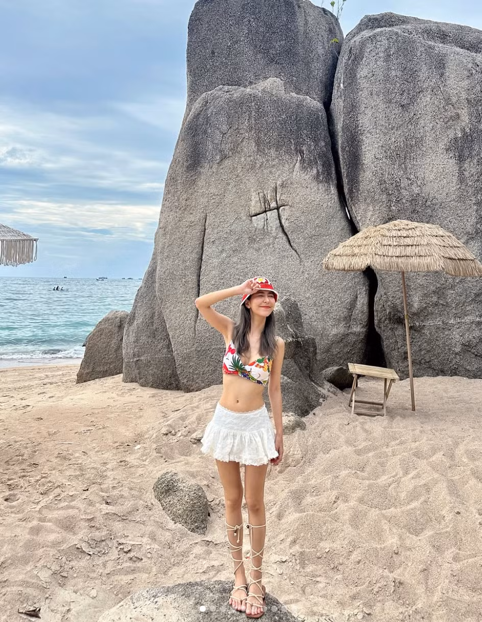 Bí quyết "hack chiều cao" của hot girl Thái Lan này là diện những chiếc quần short ngắn cũn.