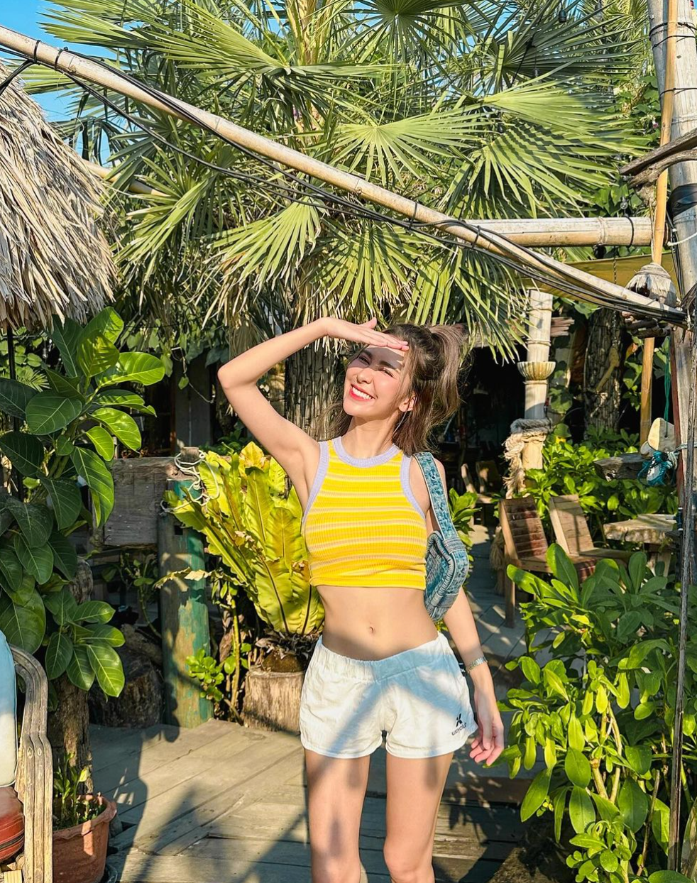 Phong cách thời trang "hack chiều cao" với quần short ngắn cũn của Umiko Tsuchiya đang trở thành nguồn cảm hứng cho nhiều cô gái.