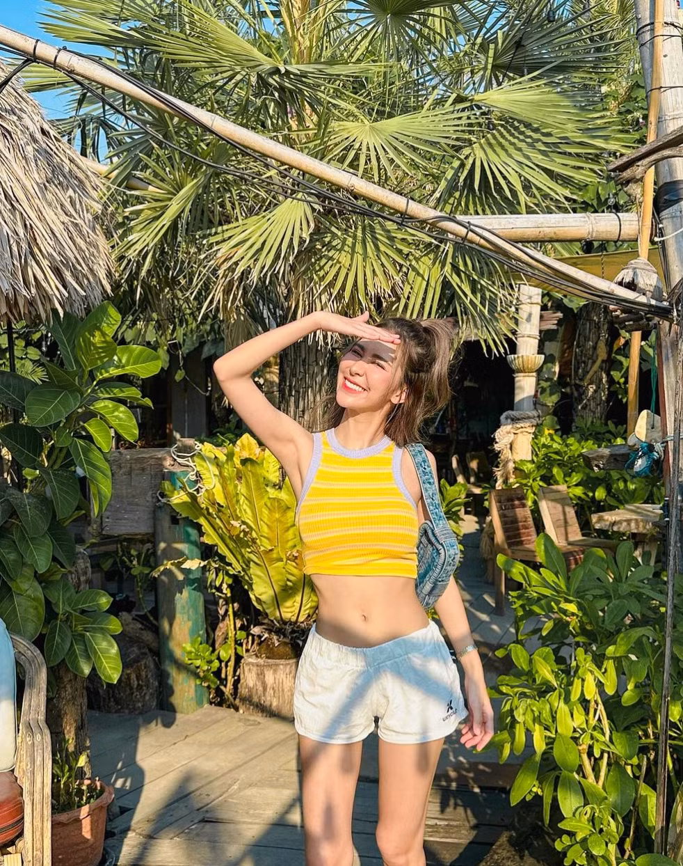 Phong cách thời trang "hack chiều cao" với quần short ngắn cũn của Umiko Tsuchiya đang trở thành nguồn cảm hứng cho nhiều cô gái.