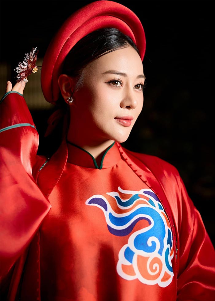 "Cảm ơn 2 bé Rồng của mẹ đã ngoan ngoãn hợp tác để mẹ có một đêm diễn ý nghĩa thật nhiều. Và rồi sau này, mẹ sẽ kể cho các con nghe về show diễn đầu đời của các con nhé!", nữ diễn viên "Hương vị tình thân" viết.