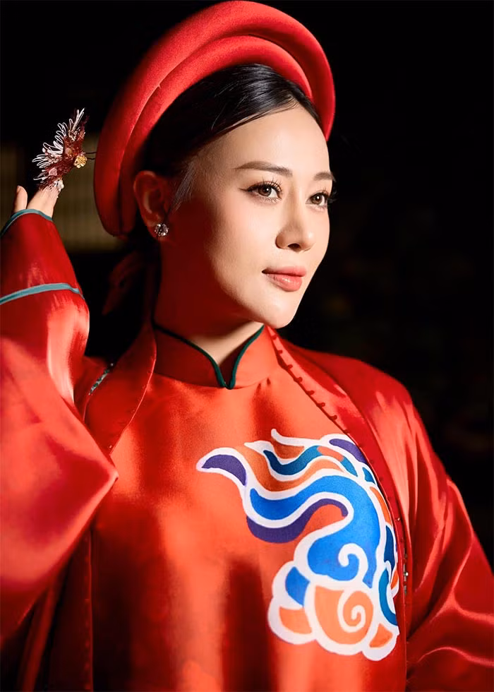 "Cảm ơn 2 bé Rồng của mẹ đã ngoan ngoãn hợp tác để mẹ có một đêm diễn ý nghĩa thật nhiều. Và rồi sau này, mẹ sẽ kể cho các con nghe về show diễn đầu đời của các con nhé!", nữ diễn viên "Hương vị tình thân" viết.