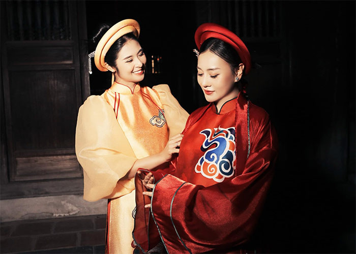 Hoa hậu Ngọc Hân và diễn viên Phương Oanh trước giờ diễn.