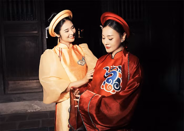 Hoa hậu Ngọc Hân và diễn viên Phương Oanh trước giờ diễn.