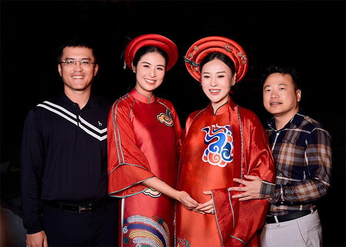 Vợ chồng Hoa hậu Ngọc Hân và vợ chồng Phương Oanh chụp ảnh kỷ niệm sau show diễn.