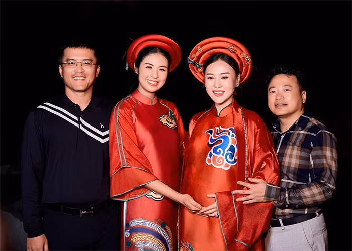 Vợ chồng Hoa hậu Ngọc Hân và vợ chồng Phương Oanh chụp ảnh kỷ niệm sau show diễn.