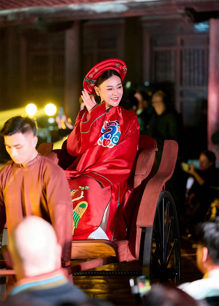 Nữ diễn viên sinh năm 1989 rạng rỡ, sang trọng trong tà áo dài đỏ làm mẫu cho BST mới của Hoa hậu Ngọc Hân.