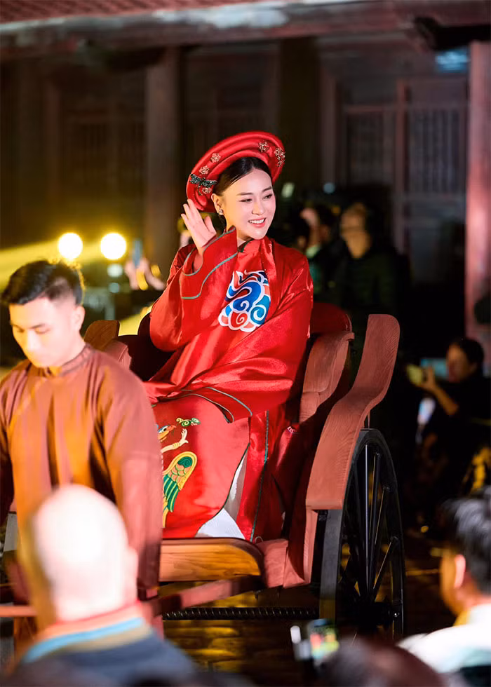 Nữ diễn viên sinh năm 1989 rạng rỡ, sang trọng trong tà áo dài đỏ làm mẫu cho BST mới của Hoa hậu Ngọc Hân.