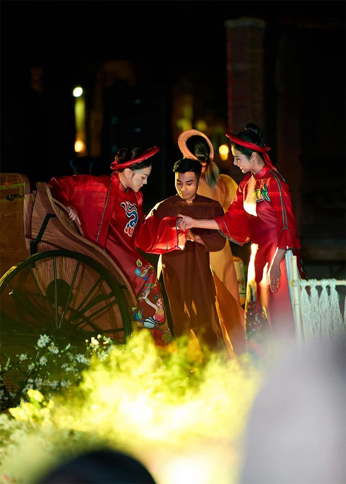 Người đẹp 34 tuổi rất thận trọng trong từng bước đi trên sân khấu.