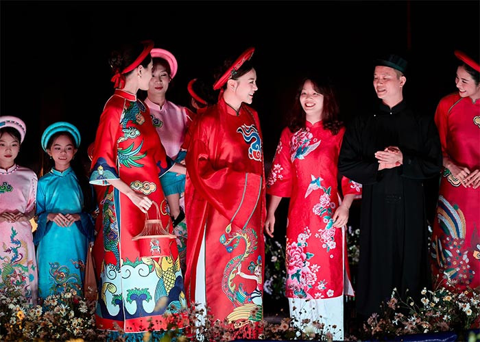 Phương Oanh cùng các người mẫu khác trên sân khấu trong buổi trình diễn.