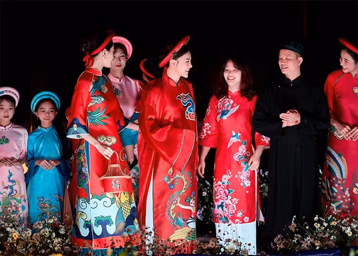 Phương Oanh cùng các người mẫu khác trên sân khấu trong buổi trình diễn.