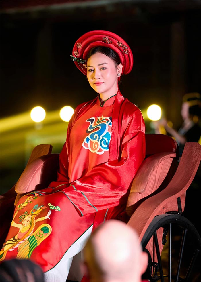 "Chúc mừng show diễn "Nơi tôi sinh ra" và nàng hậu Ngọc Hân. Cảm ơn nàng với thiết kế dành cho tôi "Long phi phượng vũ" mà với tôi nó thật sự đặc biệt", Phương Oanh viết trên trang cá nhân.