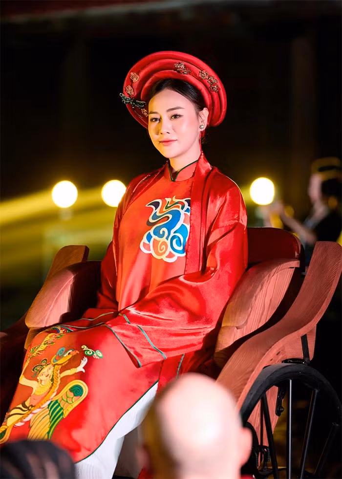 "Chúc mừng show diễn "Nơi tôi sinh ra" và nàng hậu Ngọc Hân. Cảm ơn nàng với thiết kế dành cho tôi "Long phi phượng vũ" mà với tôi nó thật sự đặc biệt", Phương Oanh viết trên trang cá nhân.